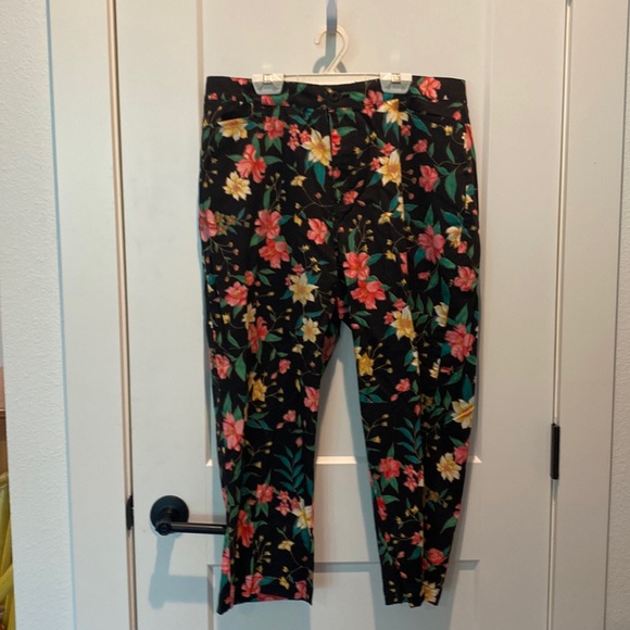 bill blass Pants - Bill Blass Flower Crop Pants.